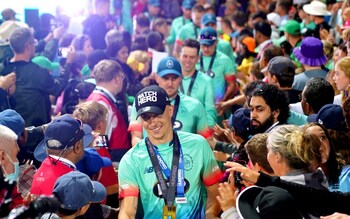 Oval Invincibles' Tom Curran interacts with fans after winning The Hundred men's final